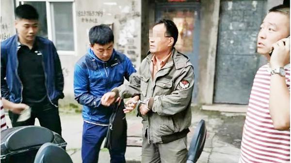 前副局长(右一)携公款与情人私奔,潜逃25年后被逮捕。