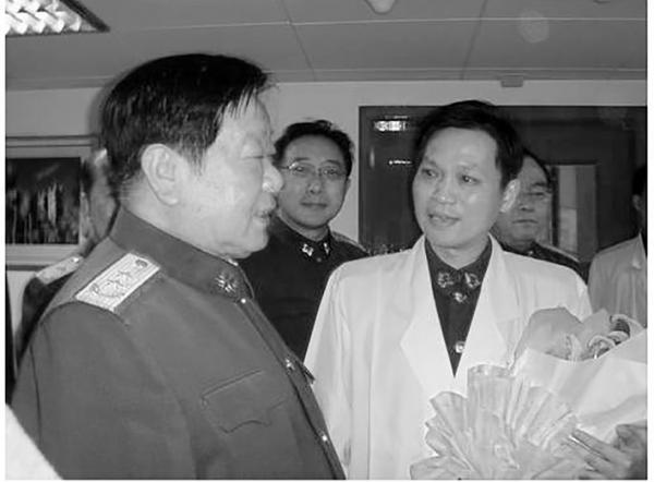 2006年4月6日,孙大发视察上海长征医院器官移植研究所。