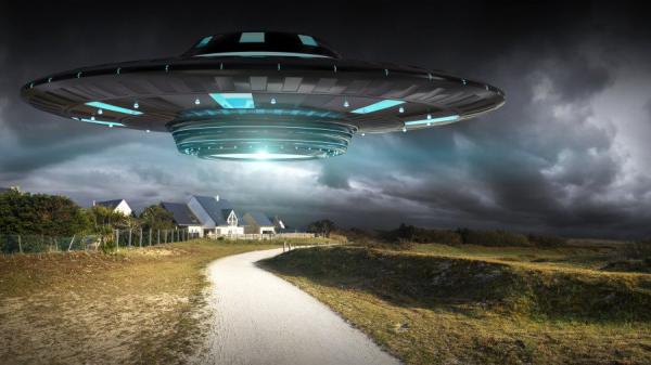 傍晚时分帕克他和朋友希克森在钓鱼时被外星人绑架。