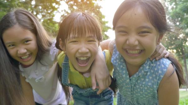 姐妹无论如何也不想分开。(示意图/图片来源:Adobe Stock)