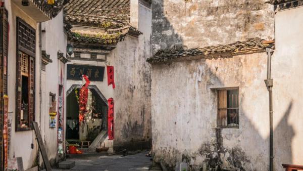 村中有一个有钱的大户人家,人称“钱员外”。(图片来源:Adobe Stock)
