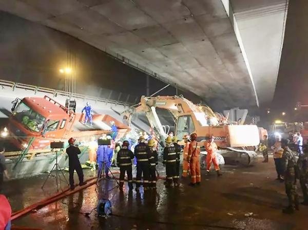 江苏无锡一高架桥10日晚间突然发生倒塌，过往车辆连人带车被压在桥下。