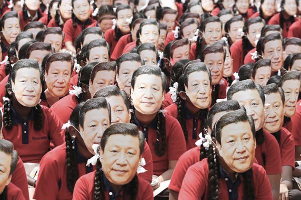习近平访问印度金奈，当地大学生戴着面具组成“习近平”三个大字热烈欢迎。（Getty Images）