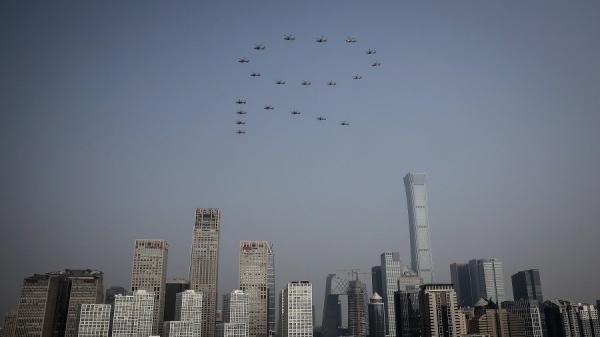 中国军机再发生坠毁事故，造成三人死亡。三人遇难前不久，刚刚参加了十一期间的大阅兵中“70图案”的飞行表演。（图片来源：Wang He/Getty Images）