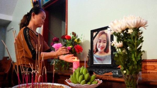2019年10月26日,越南Nghe An省的房屋内,亲人在Bui Thi Nhung的肖像前燃香,她被认为是近日死于英国39人中的一员。(图片来源:NHAC NGUYEN/AFP via Getty Images)