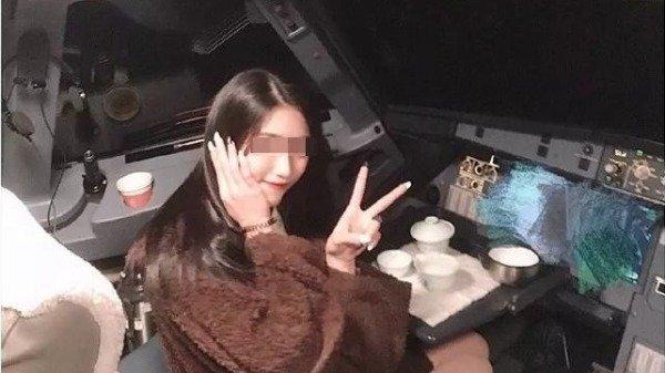 一位乘坐桂林航空的大陆网红,坐在驾驶员的位置上,还单手比V,开心自拍,最后配文:“超级感谢机长呀!!实在是太开心了”。(图片来源:Weibo)