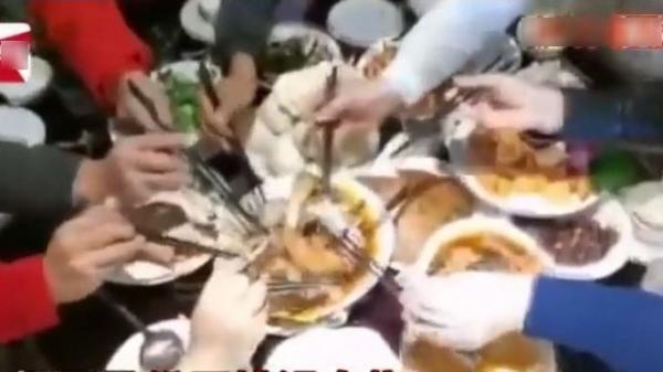 喜宴上当猪脚一上桌众人疯狂抢食(视频截图)