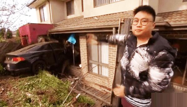李先生家冲进一辆车。(视频截图)