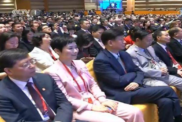 前排左二是李小琳 (视频截图)