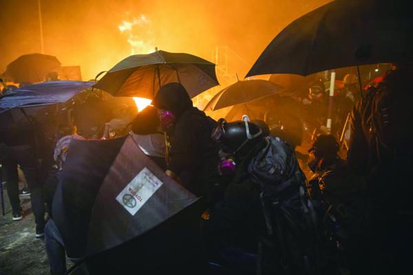 11月12日晚,港警强攻香港中文大学,学生誓死抵抗。(Getty Images)