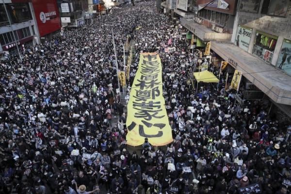 香港大批民众12月8日参与 “ 国际人权日游行 ”,成千上万的示威者塞爆大街。