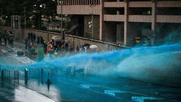 国际人权组织“人权观察”的亚洲主管接受专访表示,外国警方只用水炮作驱散之用,对于港警竟将会引致灼痛的化学剂,混入水炮并射向示威者,感到震惊及忧虑。(图片来源:ANTHONY WALLACE/AFP/Getty Images)