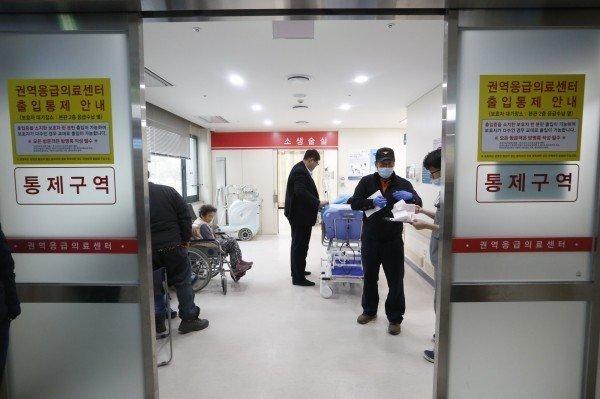 韩国国内出现首例不明病毒性肺炎疑似病例。图为南韩医院示意图。