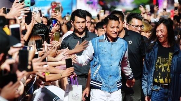 刘德华(右2)先前为了《扫毒2天地对决》来台宣传扫街,吸引大批粉丝。(图片来源:自由时报/王文麟摄)