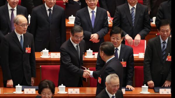 2019年10月14日,赵紫阳子女发表祭父百岁冥寿文,批评今天的官场“刚正耿介者寥寥无几,寡廉鲜耻辈洋洋大观。”图为2019年3月中共两会上,习近平与周强握手。(图片来源: Andrea Verdelli/Getty Images)