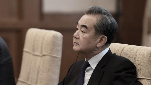 现任外交部长王毅是北二外派的帮主。(图片来源:NOEL CELIS/POOL/AFP via Getty Images)