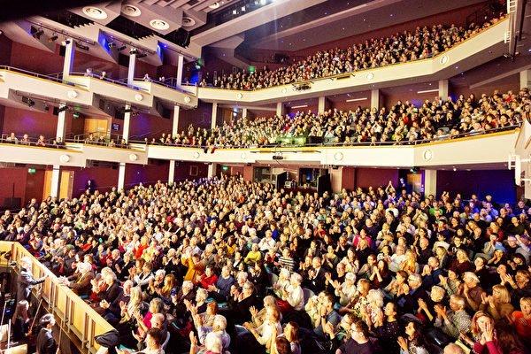 2020年1月9日,神韵国际艺术团在英国沃金(Woking)新维多利亚剧院的第三场演出继续大爆满,一票难求。