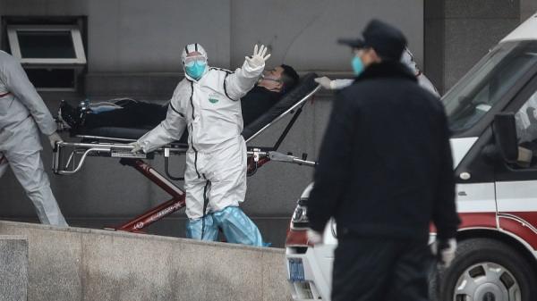 医务人员于2020年1月17日将感染者转移到武汉金银潭医院(图片来源:Getty Images)