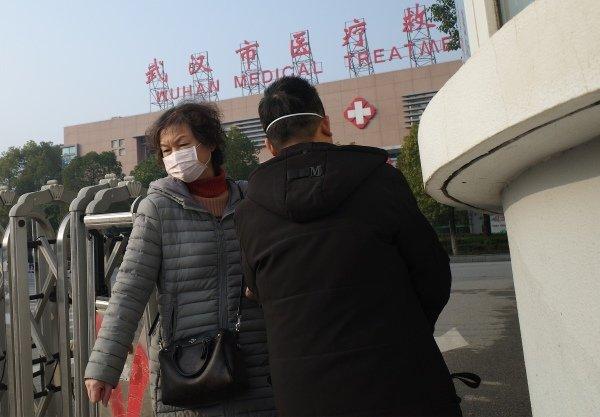 近日有消息指,武汉有14名医护人员感染新型冠状病毒,引发关注。(图片来源:NOEL CELIS/AFP via Getty Images)