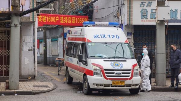 一辆救护车于22日在武汉接走一名“武汉肺炎”感染者(图片来源:Xiaolu Chu/Getty Images)