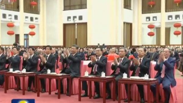 官方新华社报导,1月23日,中共中央、国务院在北京大会堂举行2020年新春团拜会。(图片来源:央视截图)