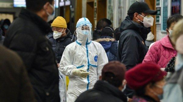 武汉的医院已被前来就诊的武汉市民“淹没”。(图片来源:HECTOR RETAMAL/AFP via Getty Images)