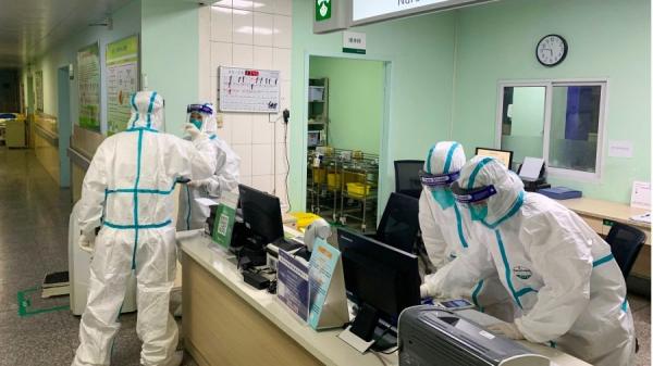 网传武汉五院一小时内死了70多个病人,两个科室三小时内全部死亡。(图片来源: STR/AFP via Getty Images)
