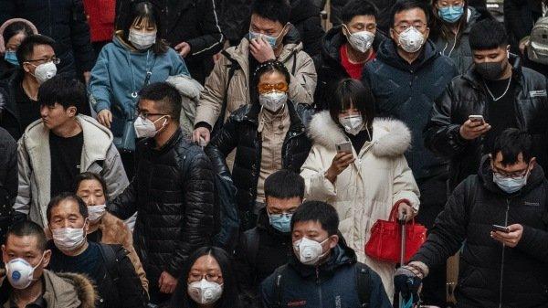 武汉肺炎迅速扩散导致中国口罩告急,中国官方在这种情况下还在拒绝外援,甚至对海外华人的捐赠进行阻挠。(图片来源:Kevin Frayer/Getty Images)