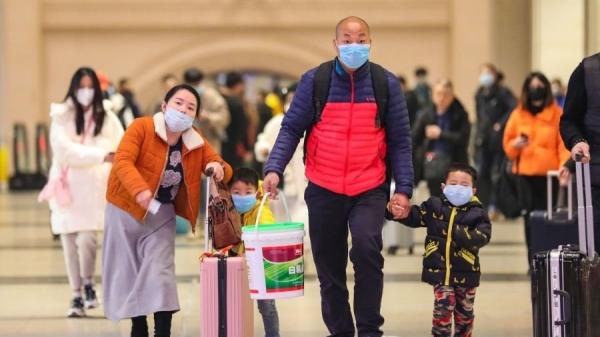 2020年1月21日,戴着口罩的通勤者在武汉市的汉口火车站行走。(图片来源:AFP via Getty Images)