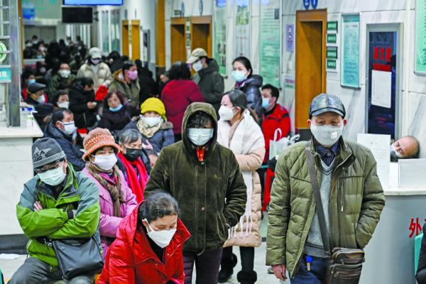 1月25日,在武汉市红十字会医院等待医疗救助的市民。(AFP via Getty Images)