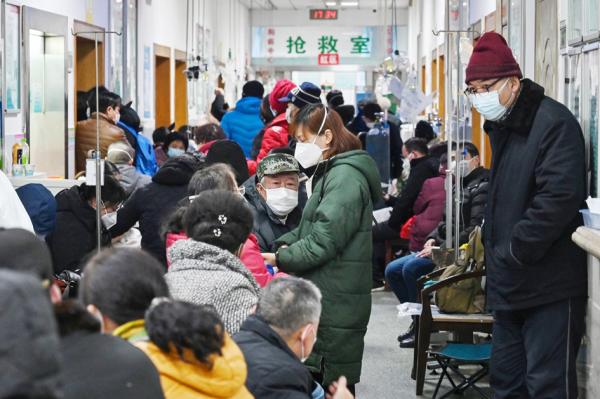 2020年1月25日在武汉市红十字会医院,人们戴着口罩,等待医疗救助。(AFP via Getty Images)