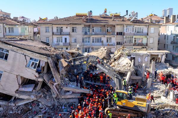 2020年1月26日，土耳其东部地震发生后，救援人员从建筑物的废墟中移走尸体。(AFP/Getty Images)