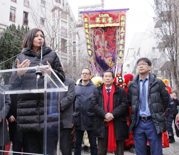 巴黎市长伊达尔戈(左一)在剪彩仪式上致辞。13区企业协会副会长林修武律师(右一)(摄影:林莲怡/看中国)