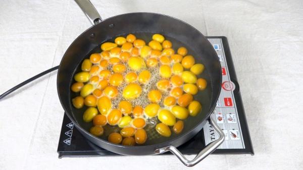 锅内放清水、金橘和冰糖,大火煮开。