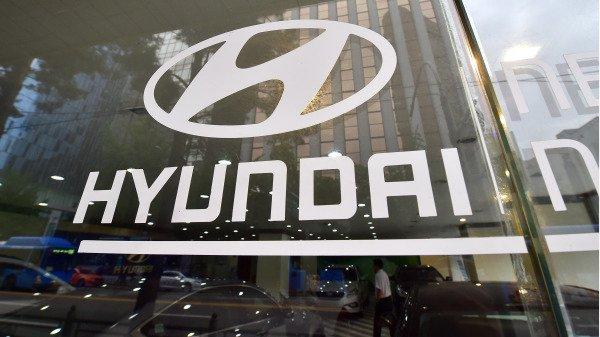 韩国现代汽车公司(Hyundai Motor Co.)及其公司标志(图片来源:JUNG YEON-JE/AFP via Getty Images)