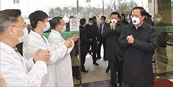 日前,网上流传多张官员视察防疫工作的图片,引发网民热议。