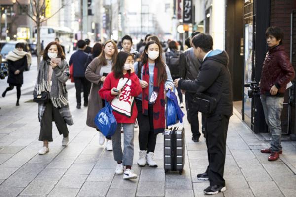 1月24日有中国游客行走在日本东京的大街上。(Getty Images)