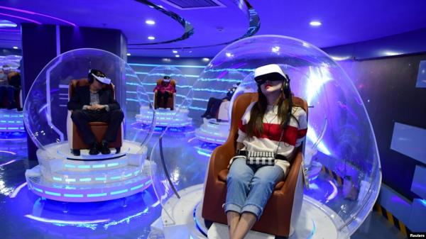 图:2019年3月北京电影观众头戴虚拟现实头盔观看电影。