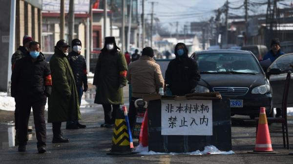 武汉肺炎爆发后各地封城禁止外人进入(图片来源:GREG BAKER/AFP via Getty Images)