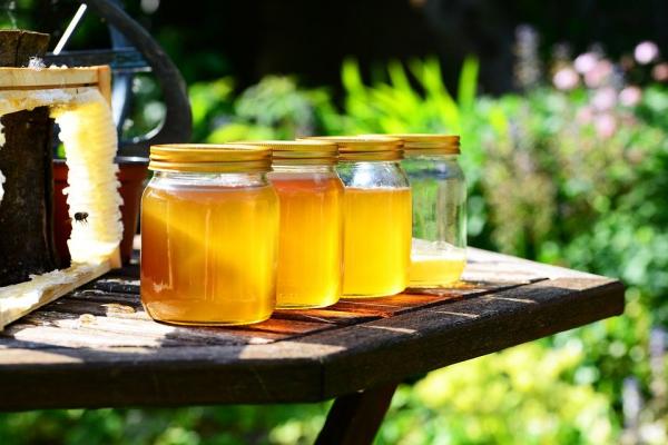 蜂蜜其实就是一种糖,只要含水量低,蜂蜜是可以长期保存的。
