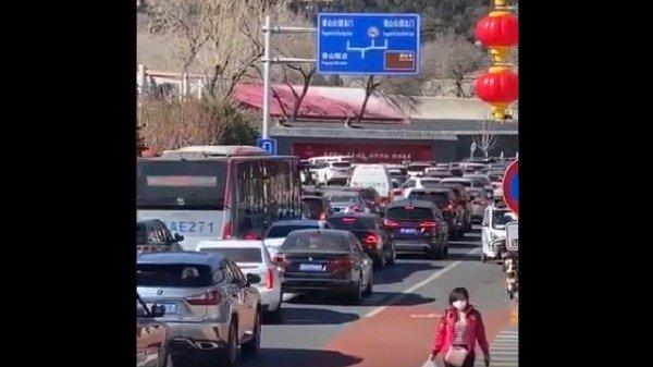 有网民传出影片,在武汉肺炎疫情非常严峻的情况,居然很多人出游,还出现塞车现象。(视频截图)