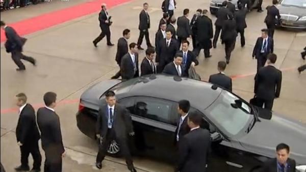 有美国情报机构消息人士透露,一些中共高官有制定应急逃离计划的迹象。图为2014年12月19日,习近平乘车前往澳门半岛。“中南海保镖”严密护卫。(图片来源:视频截图)