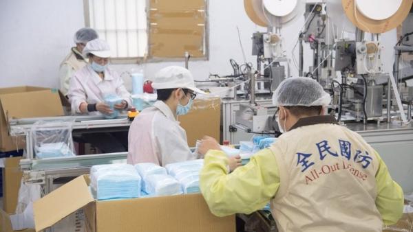 为缓解台湾民众的防疫之急及减少乱象,政府不仅实施口罩实名制,也携手厂商组成“国家队”加速制造口罩。资料照。(图片来源:中央社)
