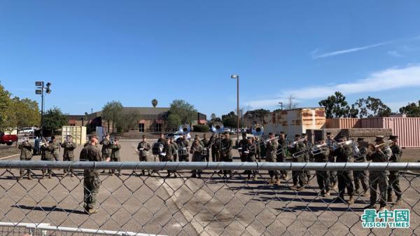 在米拉马海军陆战队基地,第三海军航空联队仪仗队为隔离人员举办了一场特殊的音乐会。