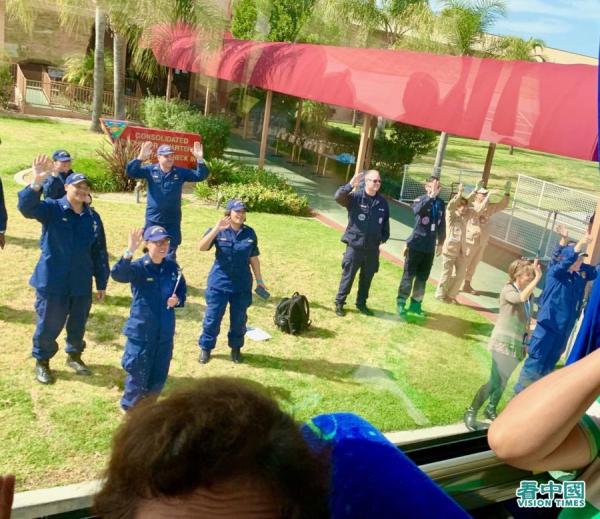 工作人员在车上向大家挥手告别，我们大家发自内心地（对他们）千遍万遍的感谢。