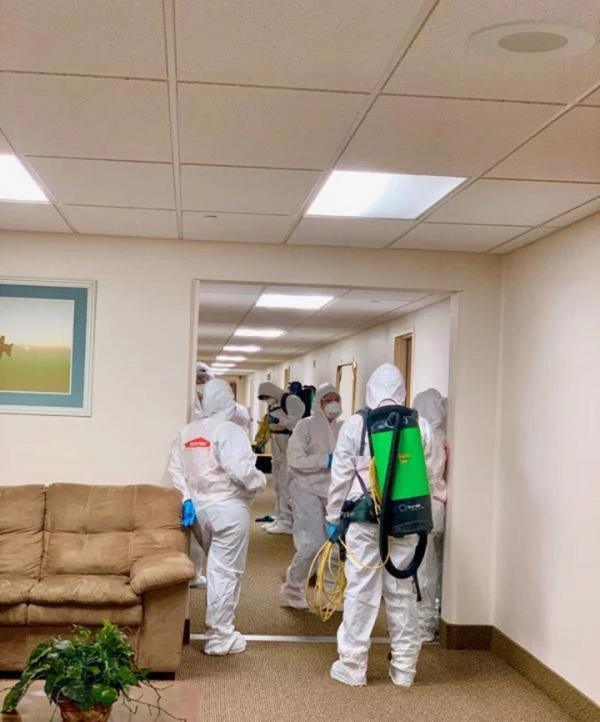 隔离人员所住的房间每天有专人清洁、消毒。