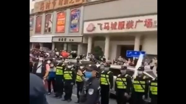 全国爆发抗议潮,图为深圳飞马城服装广场商家示威(图片来源:视频截图)