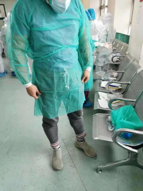 正在套塑料袋的医生,和后来配发的隔离服 1