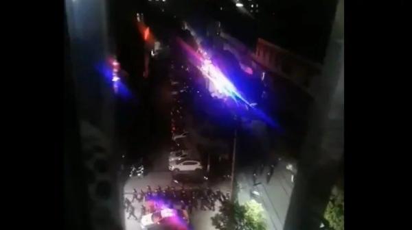 13日晚,中共出动军警闯入湖北应城香榭水岸小区抓人。(图片来源:视频截图)