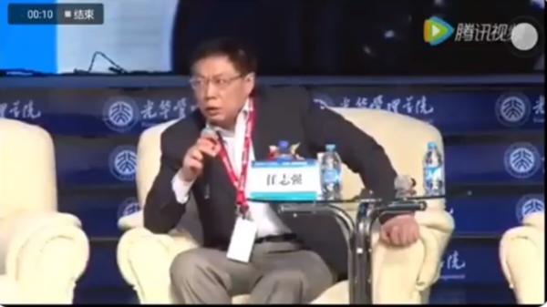 任志强在北大光华管理学院发言时,号召“推墙”。(视频截图)